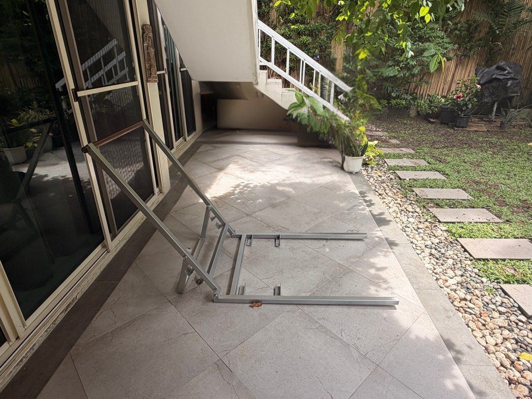 Portable Ballet Barre (Category: Toning & Stretching Accessories) located in Muntinlupa City. Submitted by antonastorga (Listing ID 1460194793, Image 1). Description: Portable Ballet Barre Solid steel frame Rounded wood handle Excellent condition .