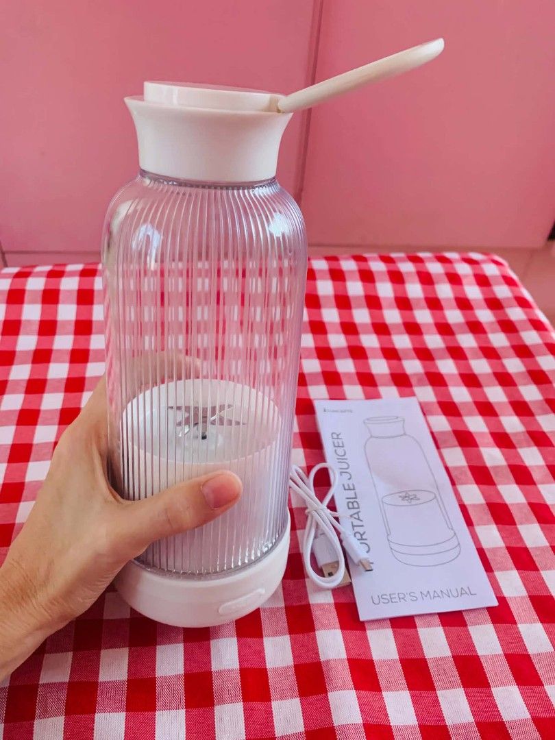Portable Juicer (Category: Cookware & Accessories) located in Las Pinas. Submitted by apples_here (Listing ID 1460119453, Image 2). Description: New Rfs: Wrong color.