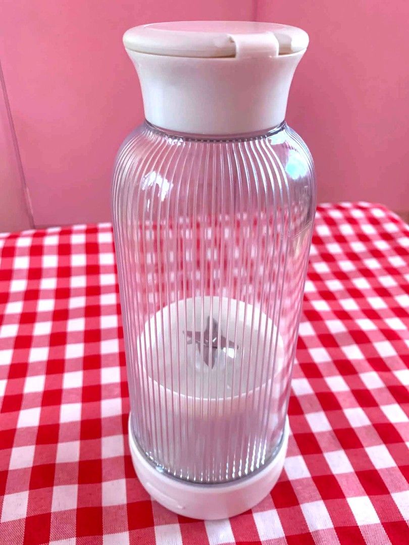 Portable Juicer (Category: Cookware & Accessories) located in Las Pinas. Submitted by apples_here (Listing ID 1460119453, Image 3). Description: New Rfs: Wrong color.