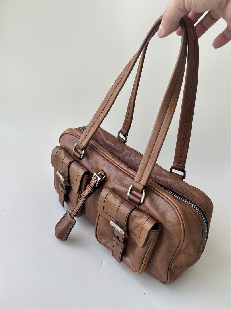 PRADA （分類：手袋及銀包）位於 Hong Kong。 由 leoliuvtg 提交（商品編號 1460173902，圖片 3）。簡介： Prada机车包，咖色，中号，皮质软糯，双口袋设计，容量实用，通勤出街都好搭，男女都能背，百搭款。成色还可以，正常使用痕迹。正品保真，支持第三方鉴定。WeChat:zhonggusanzai。