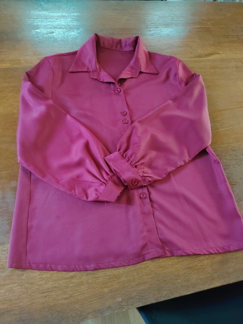 PRE-LOVED MAROON LONG-SLEEVE BLOUSE ✨ (Category: Activewear) located in Paranaque City. Submitted by lyncejo1993 (Listing ID 1460160739, Image 2). Description: ✨ PRE-LOVED MAROON LONG-SLEEVE BLOUSE ✨ Get that effortless boss-babe look without breaking the bank! Good as new, maganda ang bagsak ng tela, at sobrang classy tingnan. Bagay na bagay sa office, casual dates, o pang-gala. ❤️ 📌 ITEM DETAILS: • Condition: Pre-loved (Excellent condition, we