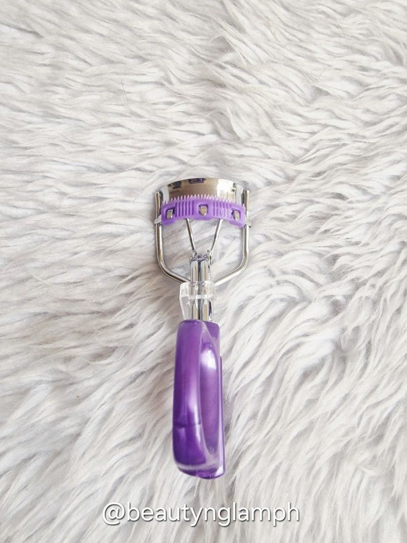 Premium Eyelash Curler (Purple) (Category: Makeup) located in Quezon City. Submitted by floreskari78555 (Listing ID 1460217040, Image 3). Description: Premium Eyelash Curler (Purple) 💜 ​Get dramatic, perfectly curled lashes with zero pinching or crimping. Designed to fit most eye shapes, this curler features a comfortable grip and works safely on both bare and mascara-coated lashes. ​How to Use: ​Position: Place your upper lashes between the cur