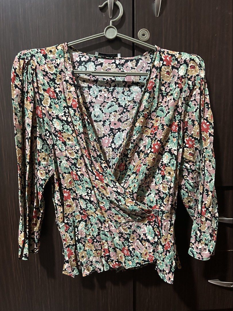 PULL&BEAR Floral Blouse (Category: Blouses) located in Manila. Submitted by curatedbyelvynna (Listing ID 1460128468, Image 1). Description: No when worn, no ‘more photos’. All photos are posted, what you see is what you’ll get. Please note that my items are preloved, it is likely that there will be signs of light wear in general. Last price posted 💯 No more haggling. All items are reasonably priced based on their condition. No swaps. All sales a
