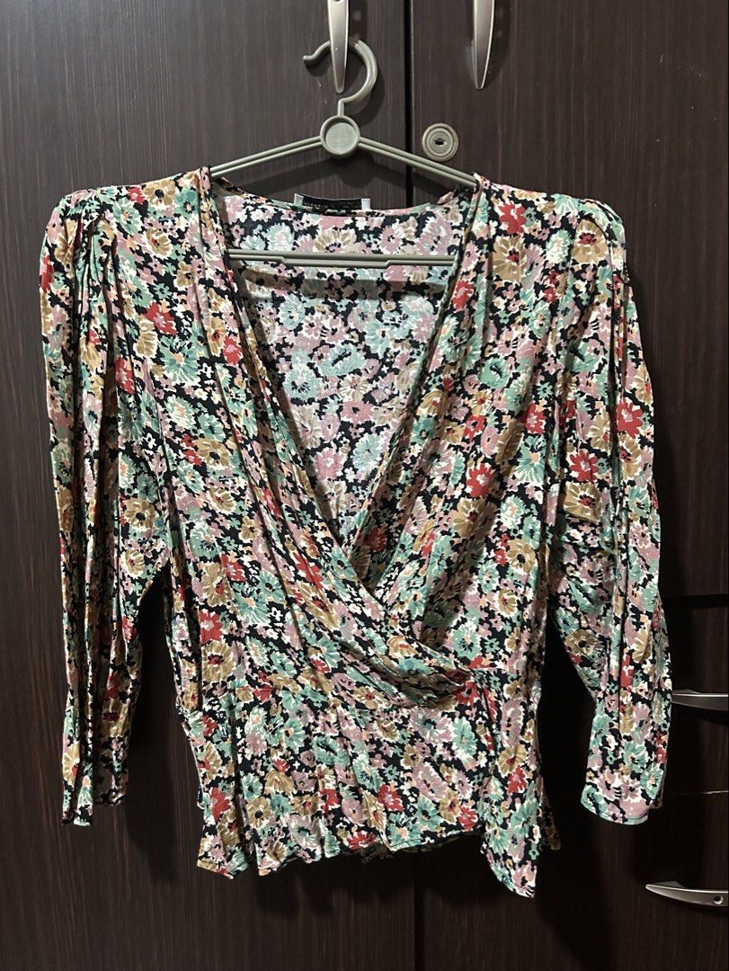 PULL&BEAR Floral Blouse (Category: Blouses) located in Manila. Submitted by curatedbyelvynna (Listing ID 1460128468, Image 2). Description: No when worn, no ‘more photos’. All photos are posted, what you see is what you’ll get. Please note that my items are preloved, it is likely that there will be signs of light wear in general. Last price posted 💯 No more haggling. All items are reasonably priced based on their condition. No swaps. All sales a