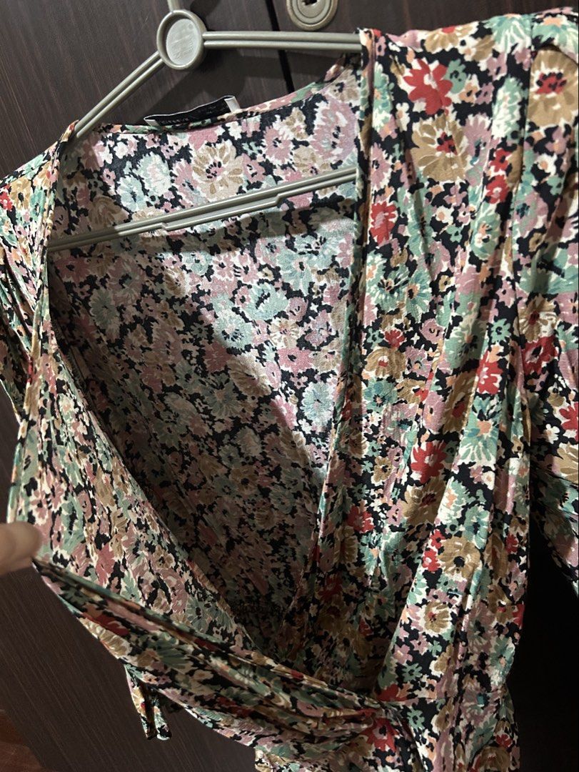 PULL&BEAR Floral Blouse (Category: Blouses) located in Manila. Submitted by curatedbyelvynna (Listing ID 1460128468, Image 3). Description: No when worn, no ‘more photos’. All photos are posted, what you see is what you’ll get. Please note that my items are preloved, it is likely that there will be signs of light wear in general. Last price posted 💯 No more haggling. All items are reasonably priced based on their condition. No swaps. All sales a