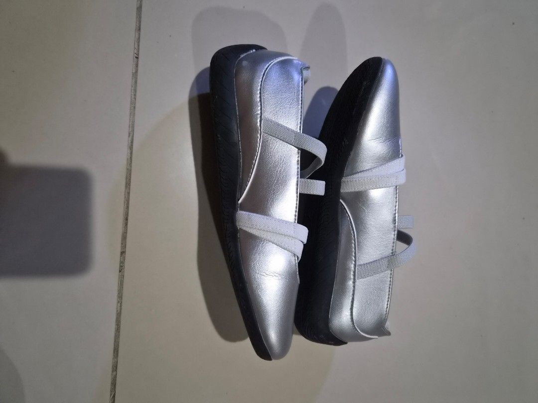Puma Speedcat Metallic (Category: Flats & Sandals) located in Quezon City. Submitted by bmt55 (Listing ID 1460237249, Image 3). Description: size: 35.5 (22cm) Used 3x only, like new With original box Msg for more pics if needed Shipping covered by buyer .