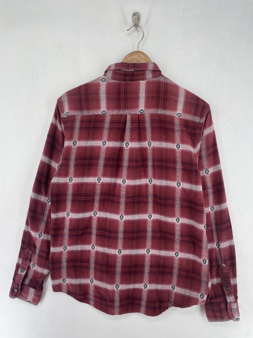 Rageblue Native Pattern Plaid Polo Longsleeve (Category: Longsleeves) located in Mandaluyong City. Submitted by armrhts (Listing ID 1460259235, Image 2). Description: Size: Fits Medium Dimensions(inches) •Width: 21" •Length: 28" •Pit to Cuff: 21".