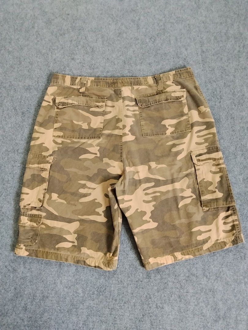 RANDOM CAMOU CARGO SHORTS (Category: Activewear) located in Kalibo. Submitted by ionsthrift (Listing ID 1460278347, Image 3). Description: 📌Ugaliing mag basa palagi, pra iwas tanong o aberya. 📌Wag na mag offer kng hndi nman kayang panindigan or bibilhin. Dahil once na nag offer ka dpat sure ka. 📌Please, manage your expectation nlng, halos lahat po ng items ay galing ukay, denedeclare ko nman pag my issue, pro pasensya na pag meron akong di nap