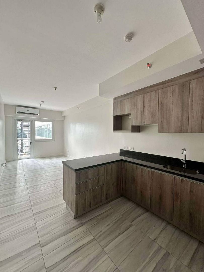 Rare Corner 3BR with Balcony at Maven, Pasig (Category: Apartments & Condos) located in Taguig. Submitted by kenparedes88 (Listing ID 1460124070, Image 1). Description: Property Code: DS88-003595 Category: Residential Project: Maven Location: Pasig City Property Details Floor Area: 113 sqm Bedrooms: 3 Bedrooms Toilet & Bath: 2.5 Parking: 2 Furnishing: As Is Where Is Title Status: For Deed of Assignment Property Features • Rare corner 3-bedroom re