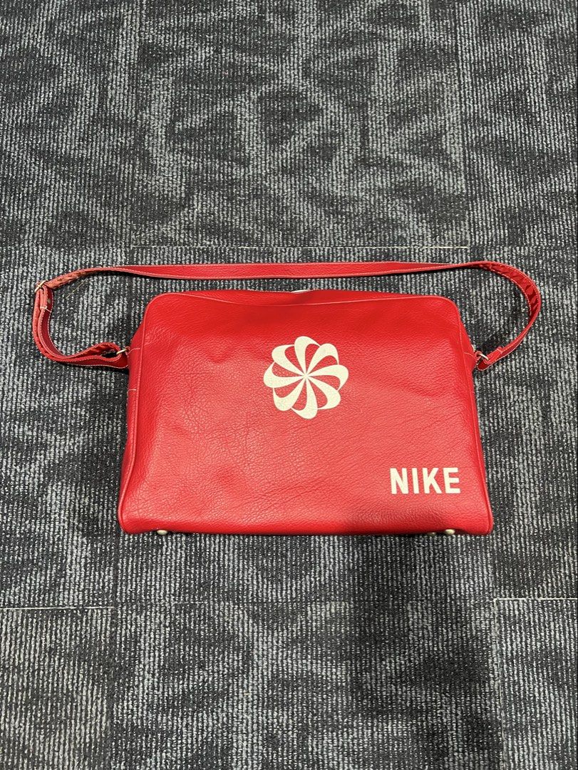 RARE FINDS NIKE LEATHER BAG (Category: Luxury Bags & Wallets) located in Bacoor. Submitted by basicthrift (Listing ID 1460179204, Image 3). Description: Excellent condition Almost bnew 10/10 dead stock.
