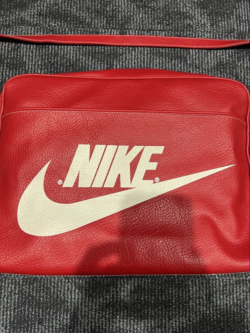 RARE FINDS NIKE LEATHER BAG (Category: Luxury Bags & Wallets) located in Bacoor. Submitted by basicthrift (Listing ID 1460179204, Image 2). Description: Excellent condition Almost bnew 10/10 dead stock.