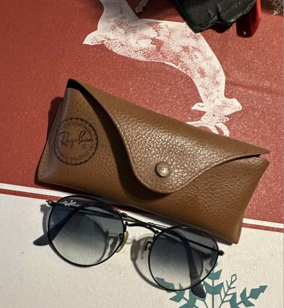 Rayban Original Sunglasses (Category: Accessory Holder, Box & Organizers) located in Manila. Submitted by snowhitess (Listing ID 1460140605, Image 3). Description: Rayban (Authentic) Metal Gray Sunglasses for Sale with Original Case P4000.