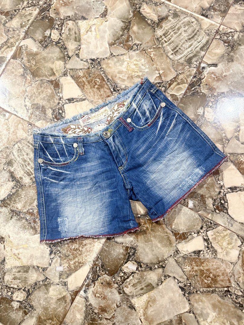 Red pepper shorts (Category: Shorts) located in Iloilo. Submitted by thrifttoilo (Listing ID 1460221621, Image 2). Description: .