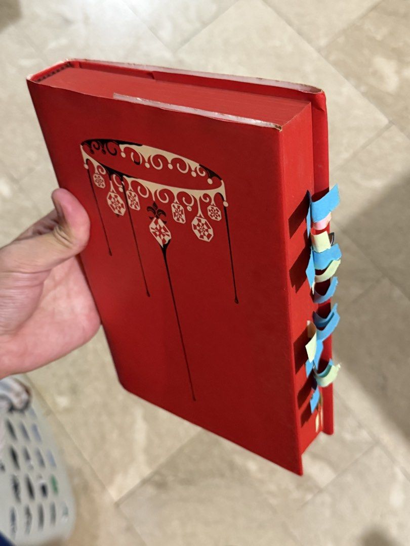 Pre loved book: Red queen collectors edition (Category: Storybooks) located in Quezon City. Submitted by wrickermagic (Listing ID 1460220412, Image 2). Description: Red queen collectors edition It’s in good condition Has book annotation tabs but can be removed.