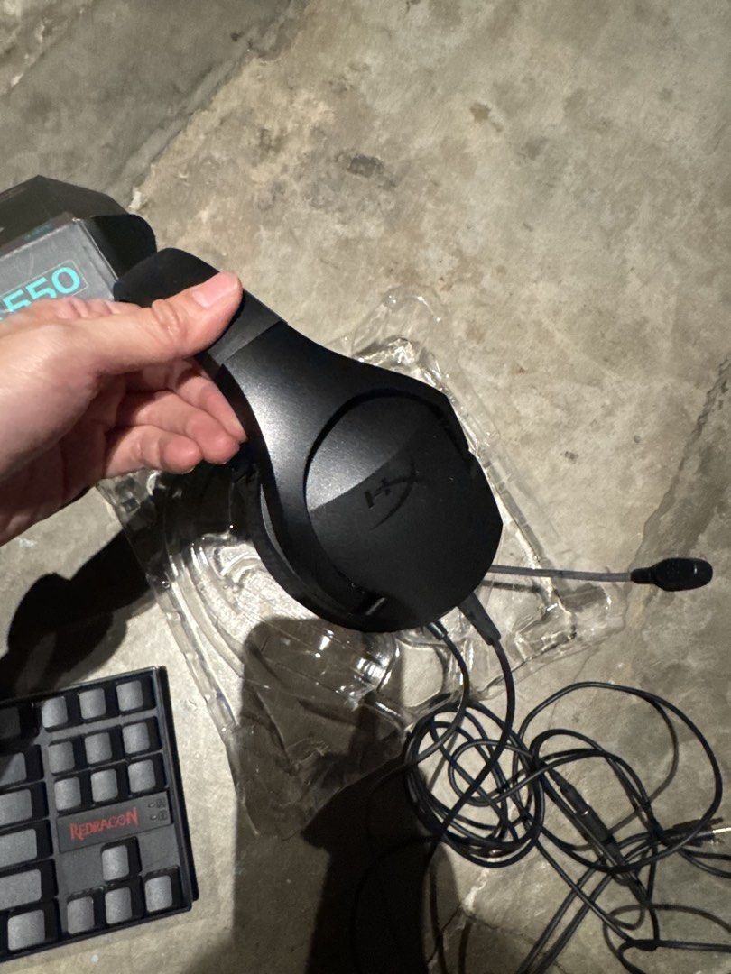 Redragon Keyboard & HyperX Cloud Stinger Core Gaming Headset (Category: Headphones & Headsets) located in Marikina City. Submitted by pillarmalt (Listing ID 1460213952, Image 2). Description: - Bundle Deal: Redragon Mechanical Keyboard + HyperX Cloud Stinger Core Headset - Keyboard Color: Black, includes original box - Headset Color: Black, includes original packaging - Compatibility: PC, PS4, Xbox One, Mac, Mobile, Nintendo Switch - Perfect for 