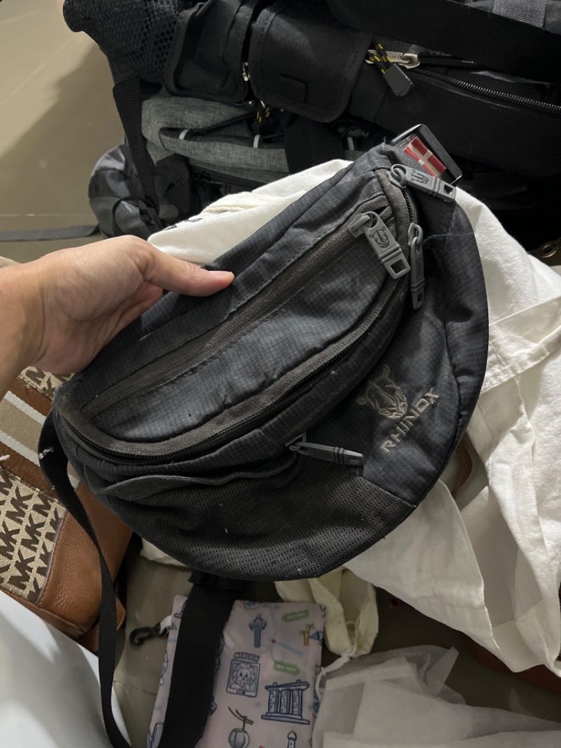 RHINOX Black Waist Bag (Category: Belt bags, Clutches and Pouches) located in Santiago. Submitted by evrythngulove (Listing ID 1460211232, Image 1). Description: Flaw Zipper lang pwede ipagawa.