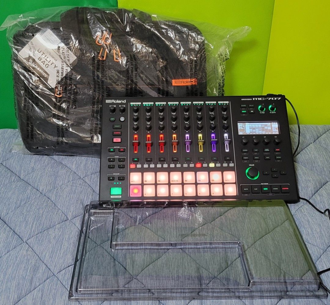 Roland MC-707 Groovebox, FREE New Roland Bag and Decksaver （分類：樂器）位於 Hong Kong。 由 midimeme 提交（商品編號 1460235494，圖片 1）。簡介： This unit is in excellent condition. It comes with owner's manual, power adapter and a SD card, but no box.。