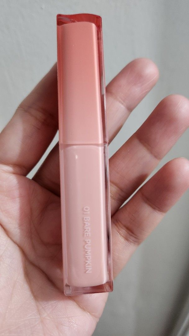 Rom&nd Glasting Water Tint #01 Bare Pumpkin (Category: Makeup) located in Manila. Submitted by cheesec4kk72140 (Listing ID 1460301123, Image 3). Description: - Rom&nd Glasting Water Tint - Shade: #01 Bare Pumpkin - Type: Sheer, tinted lip balm - Finish: Natural, glossy - Color: Warm, muted pumpkin - Swatched.