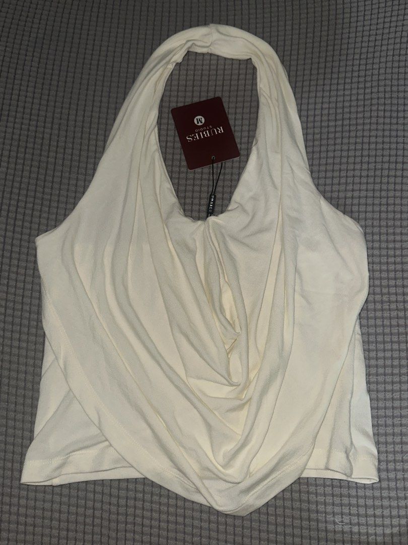 Onhand Rubies Halter Cowl Neck Top (Category: Sleeveless) located in Makati City. Submitted by louisse1644 (Listing ID 1460293092, Image 1). Description: Last price ‼️ offers lower than the price posted will not be entertained Rubies Halter/Cowl Neck Top - onhand and ready to ship - Cream - Size M (fabric is super stretchy, fits up to Large body frames) - Brand new and unused <3 - rfs: impulse buy 🤣 + its also a bit loose on me, i should've gott