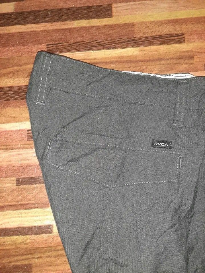 RVCA MEN'S WALK SHORT (Category: Shorts) located in Mandaue City. Submitted by indayftjesiediva (Listing ID 1460203945, Image 1). Description: RVCA MEN'S WALK SHORT WAISTLINE 36 LENGHT 20.5 LIKE NEW CONDITION COLOR RATE 9.9/10 NO ISSUE MINE 450 + SF ONLY 🔥 DM IF INTERESTED 📩.