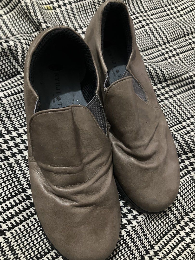 Ryuji takai insert shoe (Category: Shoe inserts) located in Angeles City. Submitted by jnwsurplus (Listing ID 1460172324, Image 1). Description: soft, taupe-brown faux-leather or leather slip-on comfort shoes with a gathered, pleated design and elastic side gore panels..
