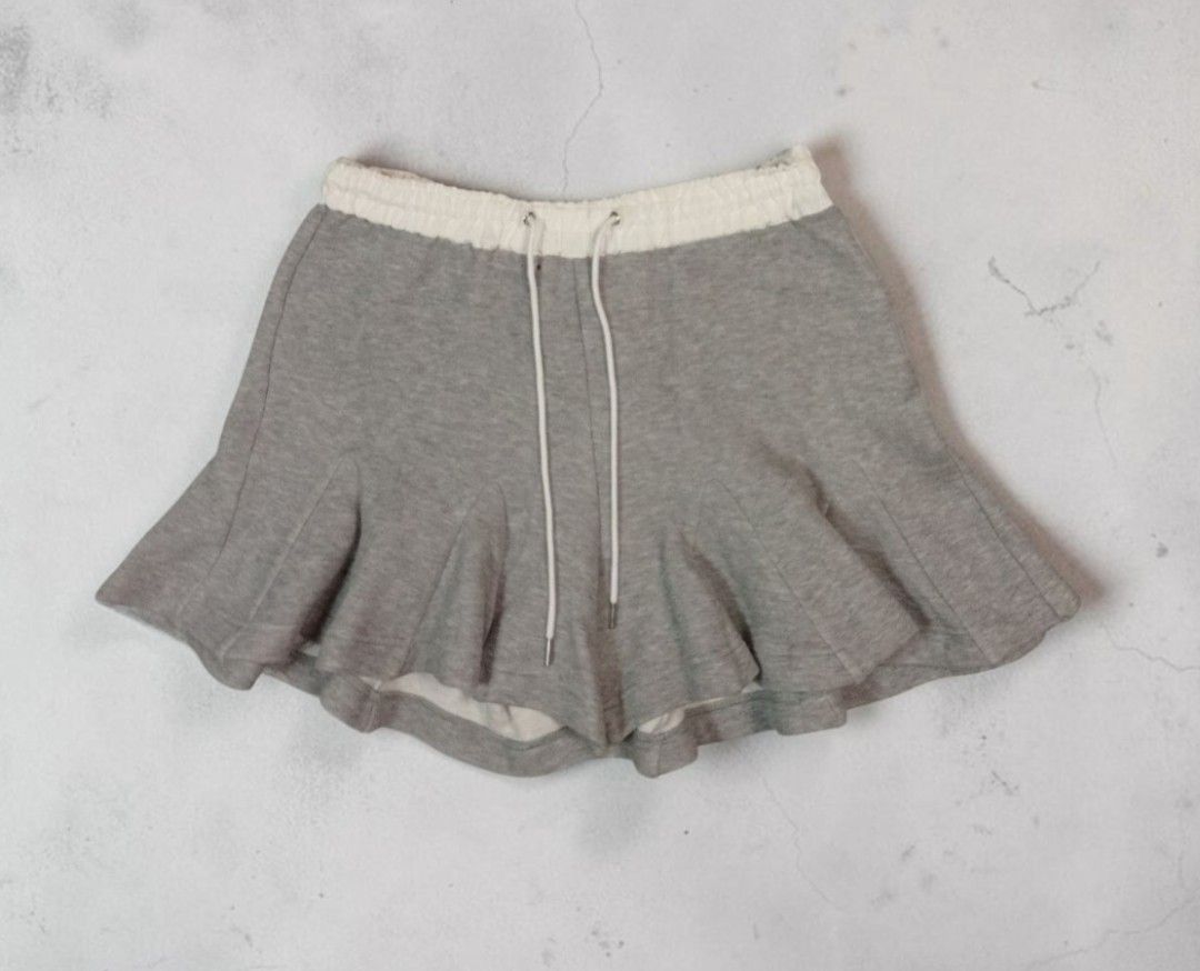 Sacai - Pleated - Sway Sweat - Short (Category: Shorts) located in Manila. Submitted by kinstugi.pieces (Listing ID 1460210709, Image 1). Description: Wstlne 14.5 inches Crtch 11.5 inches Insm 4 inches L 16 inches LgOpng 20 inches Origin: Japan Materials: Cotton 100% Authentic Color Rate: 10-10 Condition: 10-10 Presentable for Use Shoulder Shipping fee.