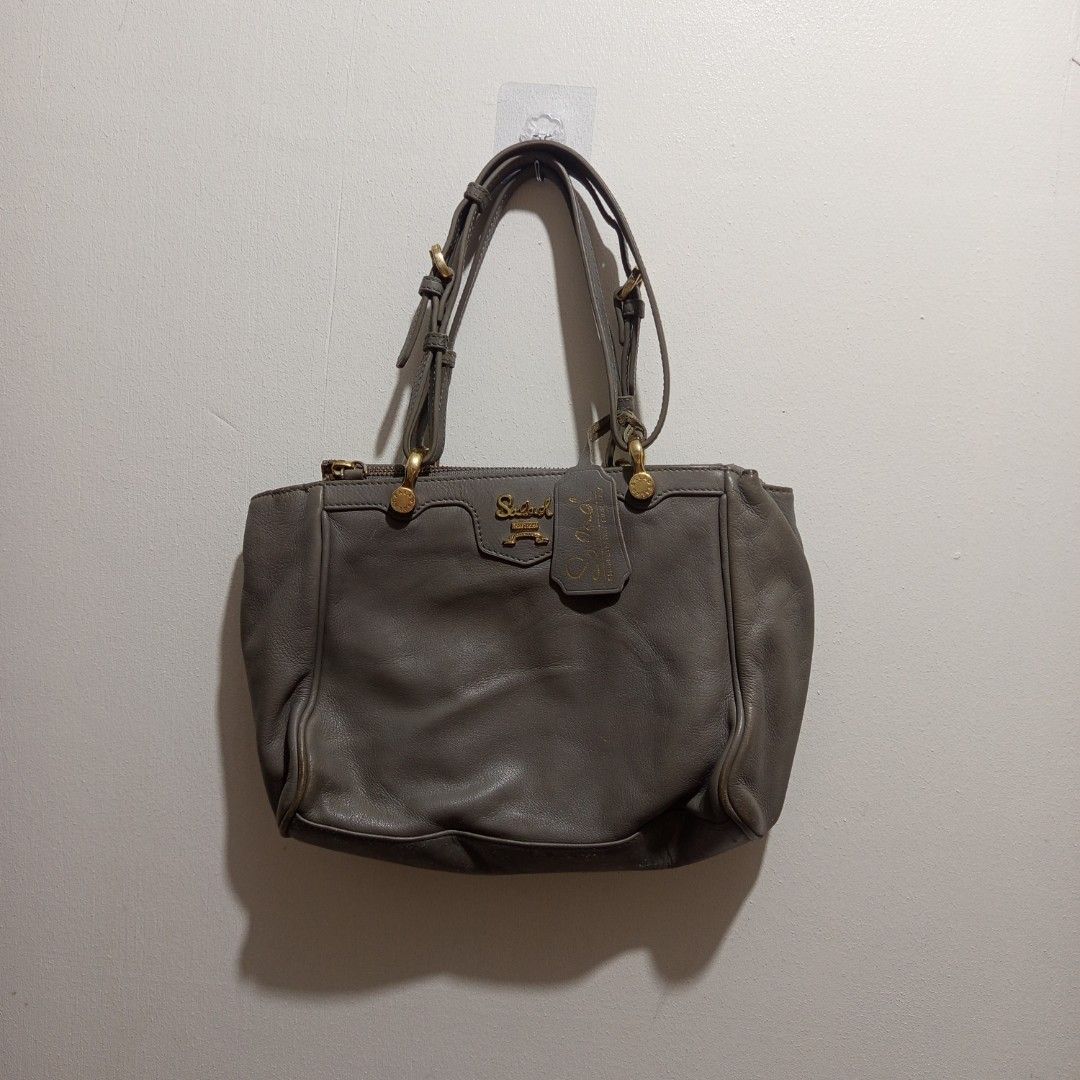 Salad Grey Leather Shoulder Bag (Category: Shoulder Bags) located in Manila. Submitted by hezzy.ph (Listing ID 1460301833, Image 1). Description: Salad leather hand/sling bag semi-medium size great for school or office well used needs polishing.