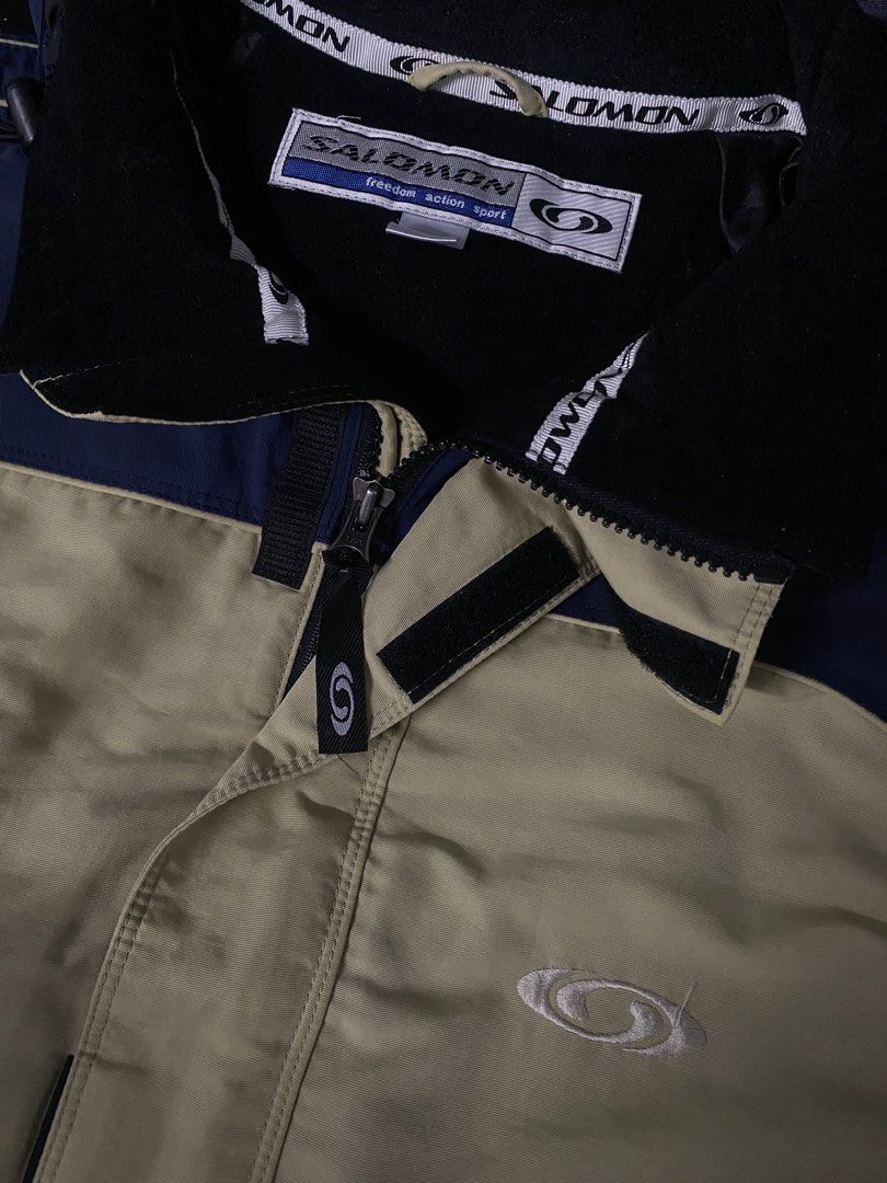 Salomon Freedom Action Sport Jacket (Category: Coats, Jackets and Outerwear) located in Santa Maria. Submitted by saintarchive316 (Listing ID 1460251724, Image 2). Description: - Cool Salomon jacket - Two-tone beige and navy blue - Features a hood - Zip-up front with velcro closures - Two front pockets with zip closures - Perfect for outdoor activities - Salomon logo on chest and back.