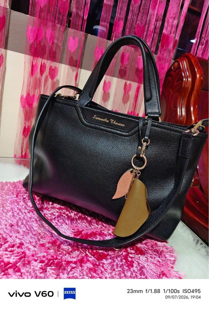 Samantha thavassa (Category: Cross-body Bags) located in Baguio. Submitted by beatriz468 (Listing ID 1460237710, Image 2). Description: Original samantha thavassa Preloved in excellent condition Clean inside and out .