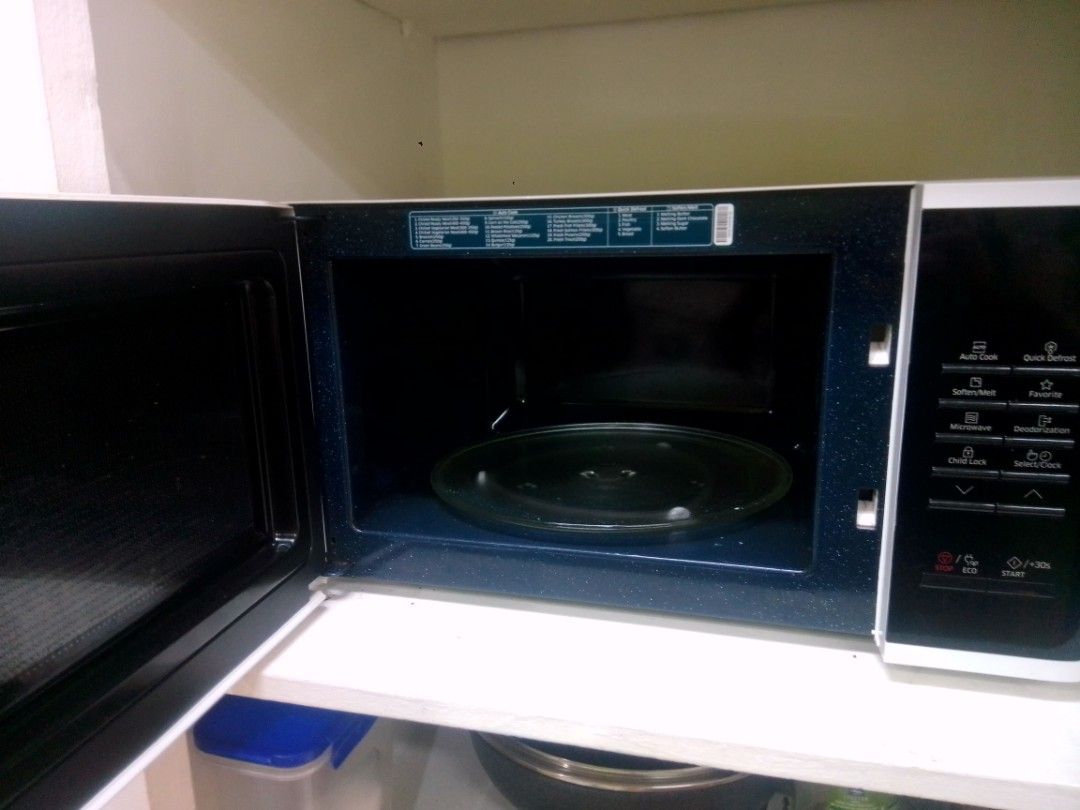 Samsung Microwave Oven (Category: Ovens & Toasters) located in Paranaque City. Submitted by fiercemoon_02d8b2 (Listing ID 1460189029, Image 1). Description: - Samsung Microwave - Sleek black exterior - Clean interior with glass turntable - Convenient right-side control panel - Multiple cooking functions - Ideal for quick meals and reheating - In excellent working condition.