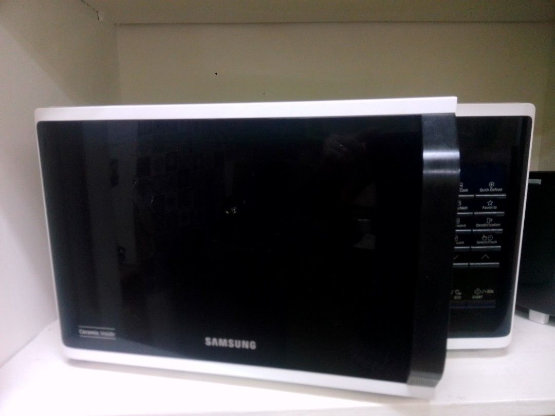 Samsung Microwave Oven (Category: Ovens & Toasters) located in Paranaque City. Submitted by fiercemoon_02d8b2 (Listing ID 1460189029, Image 2). Description: - Samsung Microwave - Sleek black exterior - Clean interior with glass turntable - Convenient right-side control panel - Multiple cooking functions - Ideal for quick meals and reheating - In excellent working condition.