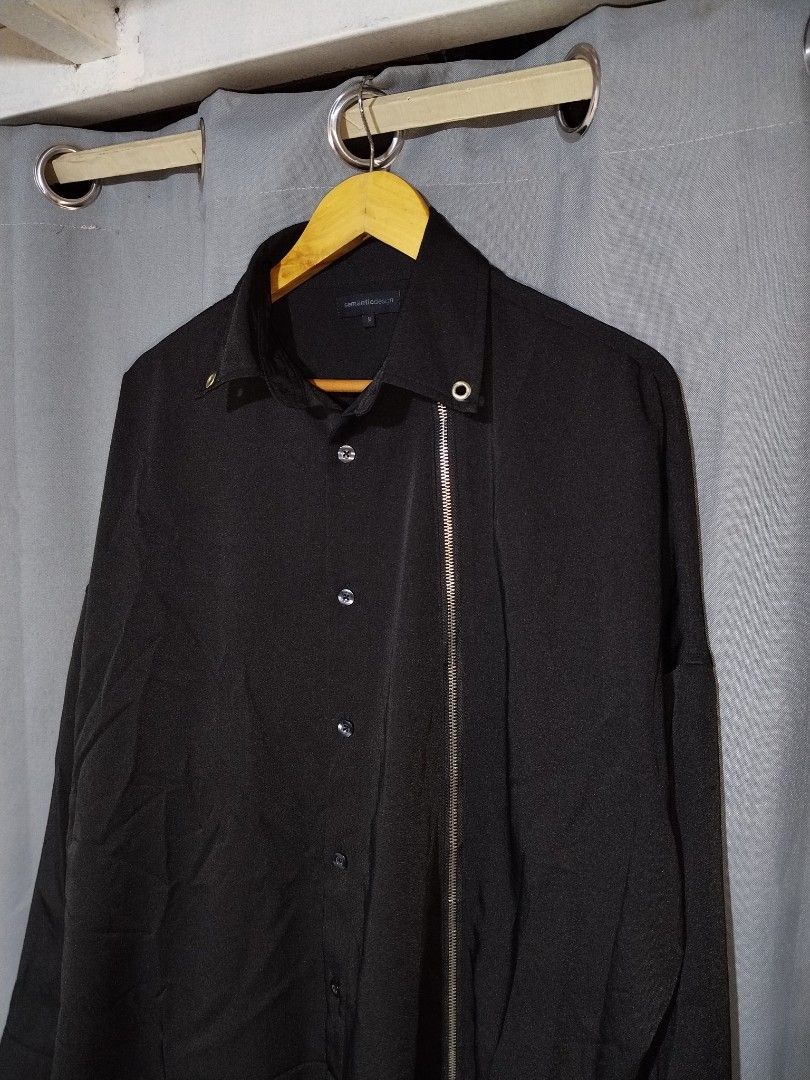 Semantic Design Diagonal Zip Button down (Category: Tshirts & Polo Shirts ) located in Taytay. Submitted by the_vtg_pop-up (Listing ID 1460273386, Image 2). Description: medium oversize.