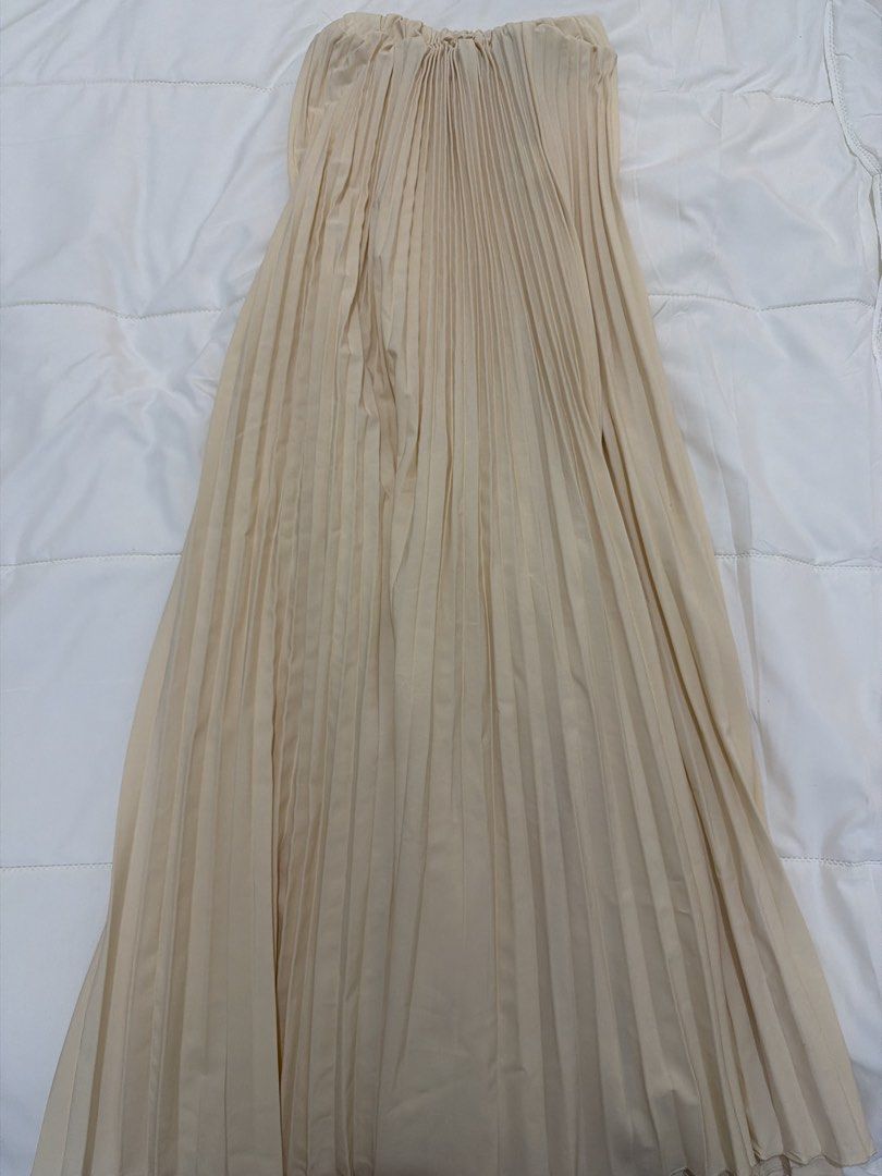 Shein Beige Skirt (Category: Skirts) located in Manila. Submitted by theclosetarchives (Listing ID 1460260404, Image 1). Description: - Brand: Shein - Color: Beige - Size: XS (EU 34 / UK 6 / US 2) - Design: Pleated - Style: Chic and versatile.