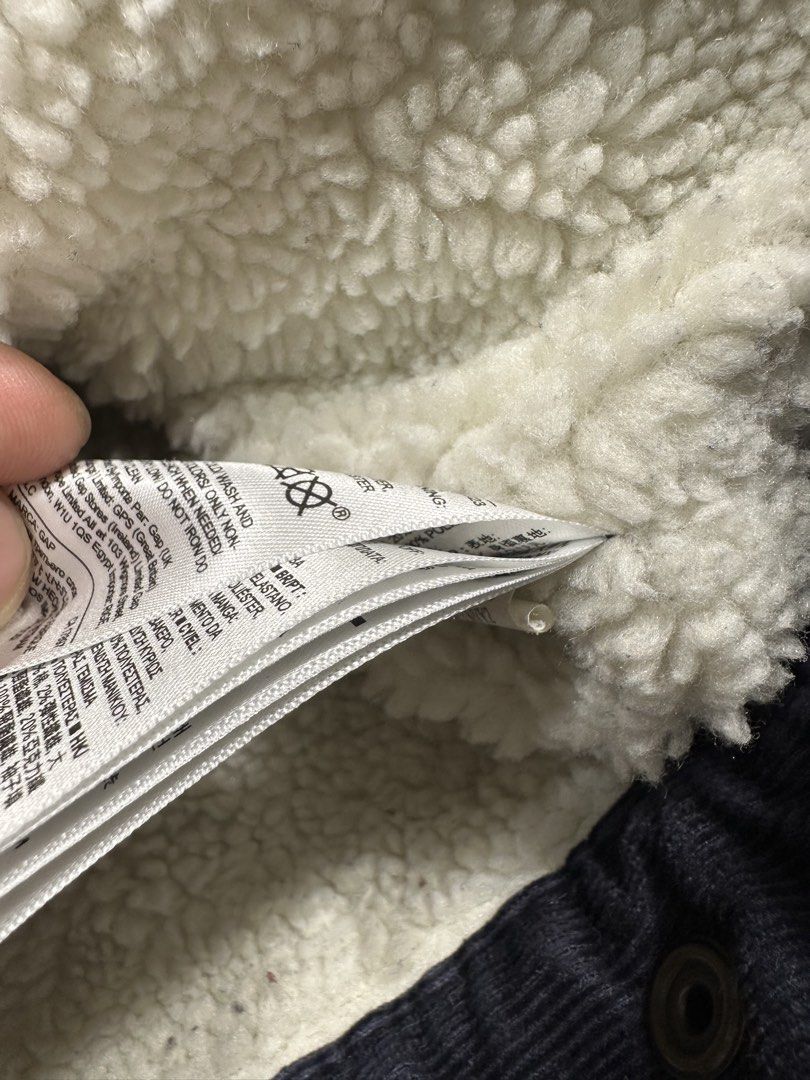 sherpa (Category: Coats, Jackets and Outerwear) located in Baguio. Submitted by denden071016 (Listing ID 1460295951, Image 3). Description: Sherpa gap Length 26 Width 21.