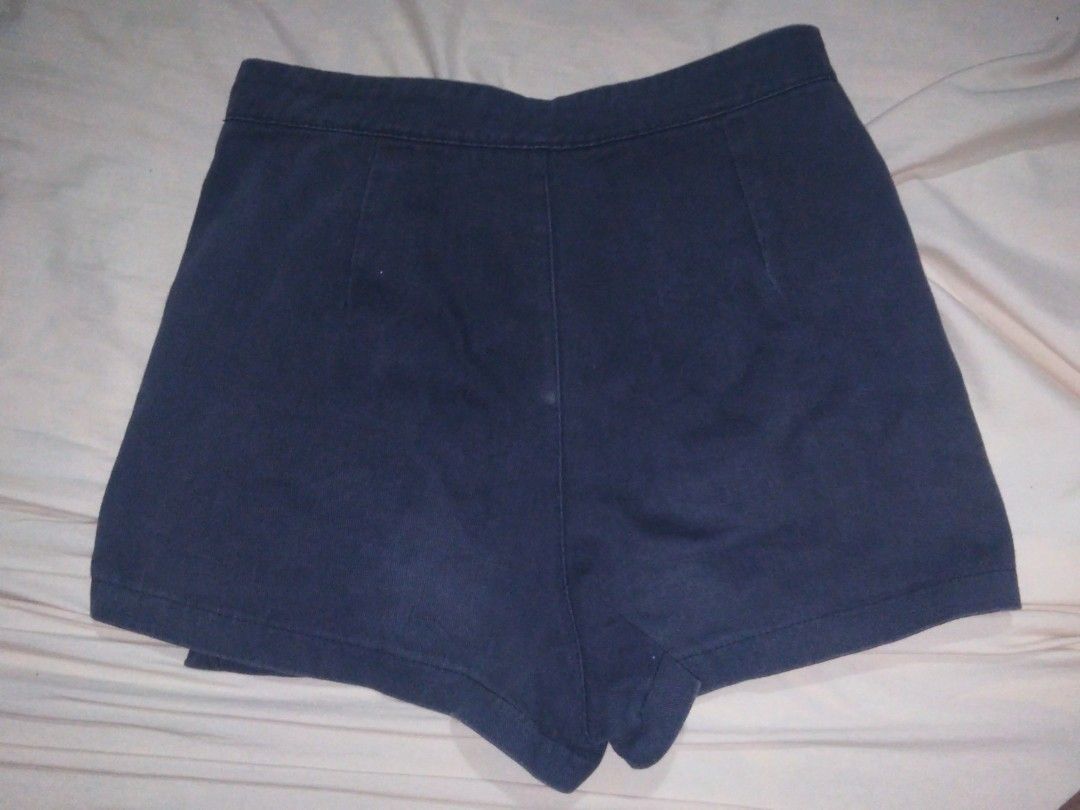 Short Black Skort (Category: Skirts) located in Cebu City. Submitted by nique.kuan (Listing ID 1460284955, Image 2). Description: Has minimal fade of a black fabric. Has 2 pockets. Fits 24 inch waist. MOP: GCash/BPI.