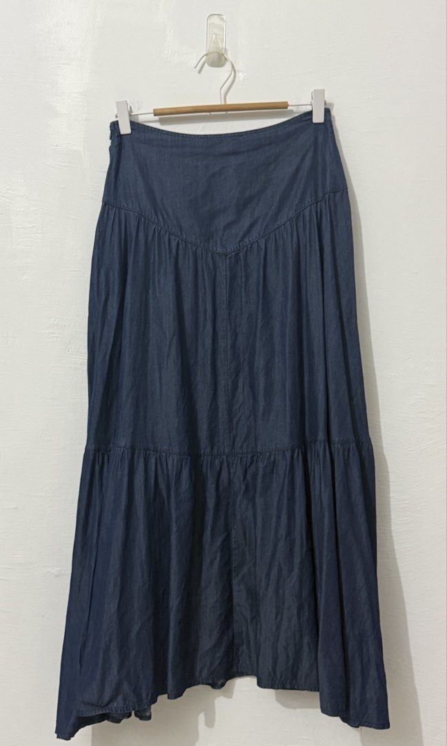 Side zipper drop waist layered skirt (Category: Skirts) located in Cordova. Submitted by thedecluterrer (Listing ID 1460132538, Image 2). Description: .