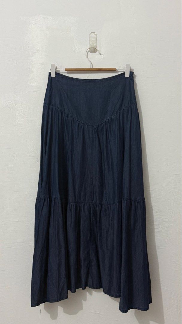 Side zipper drop waist layered skirt (Category: Skirts) located in Cordova. Submitted by thedecluterrer (Listing ID 1460132538, Image 1). Description: .