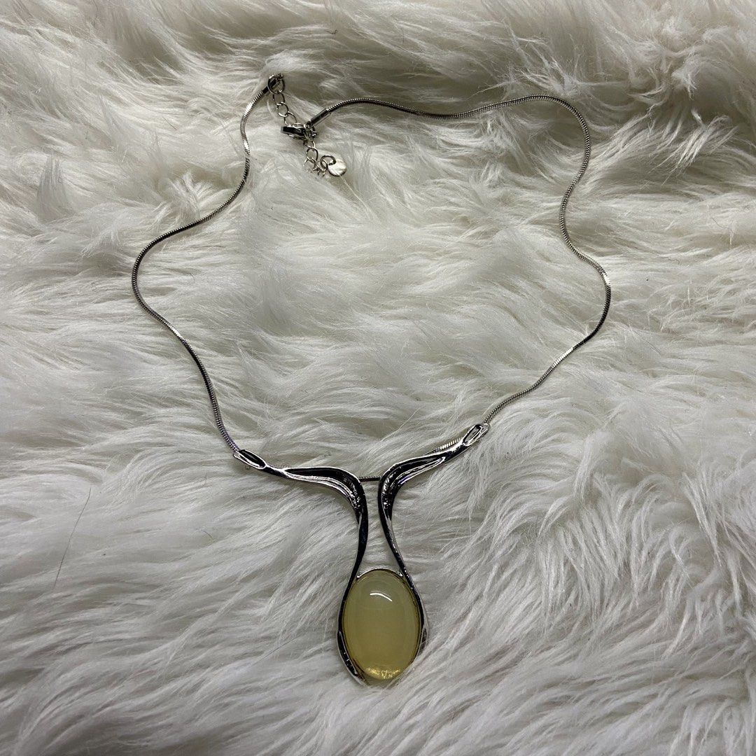 Silver necklace with oval yellow pendant (Category: Necklaces) located in General Trias. Submitted by l0uiz3 (Listing ID 1460290348, Image 1). Description: Details: • Material: Silver-tone metal • Stone: Yellow gemstone • Design: Teardrop pendant • Style: Minimalist / Elegant / Classic • Lightweight and easy to style 📍 Location: Lancaster New City, General Trias, Cavite 🛵 Delivery: Pickup or Lalamove 📩 Message us for orders and inquiries..