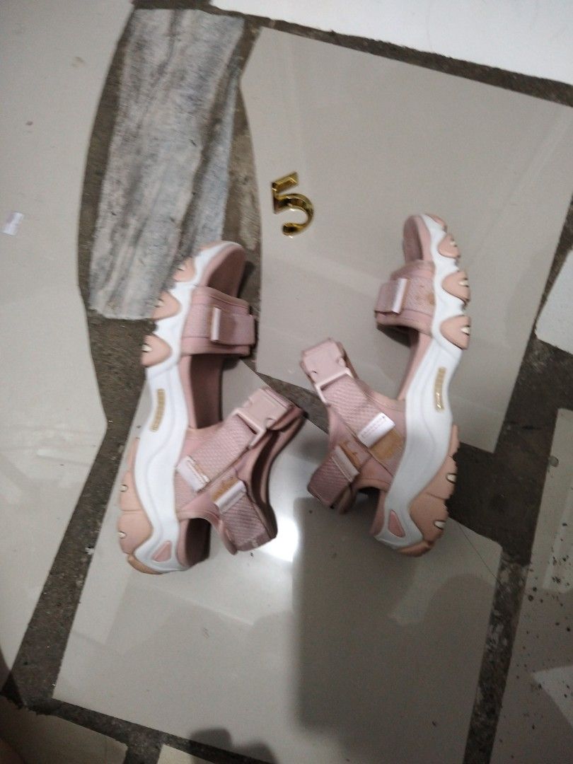 Skechers (Category: Sandals) located in El Salvador. Submitted by francheskaukayukay (Listing ID 1460160153, Image 3). Description: .