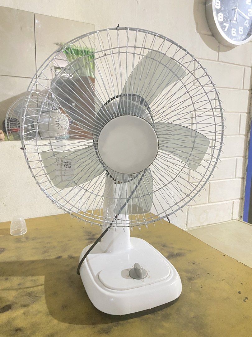 Small white electric fan (Defective) (Category: Fans) located in Rodriguez. Submitted by isheldenise (Listing ID 1460206434, Image 1). Description: Nag stop sya umandar, wla nko time ipaayos, kayo nlng magpagawa kaya benta ko nlng sa murang halaga 🙂 .