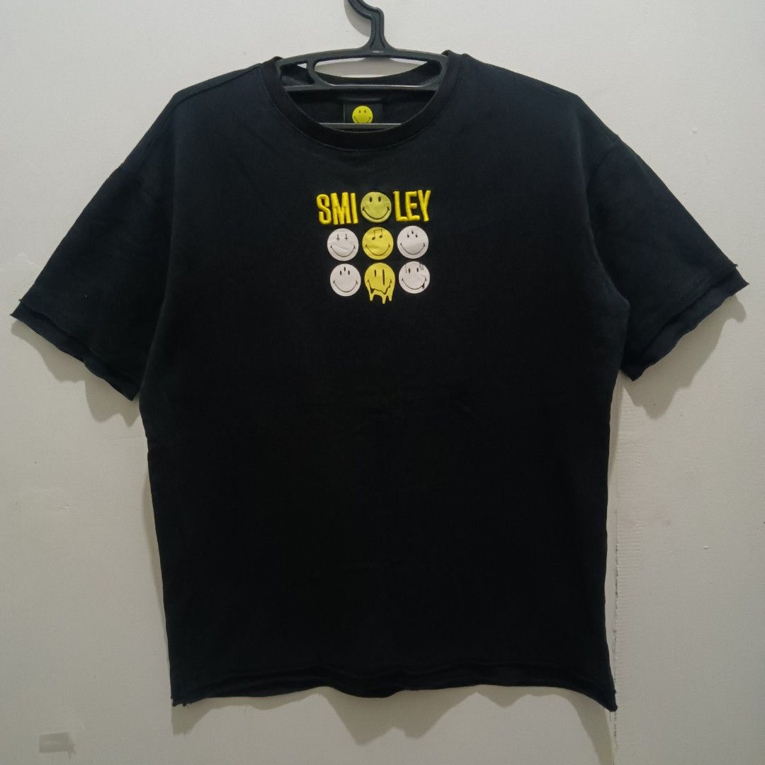 SMILEY x MTEE Collab Shirt (Category: Tshirts & Polo Shirts ) located in Quezon City. Submitted by jaychingsss (Listing ID 1460203424, Image 1). Description: Smiley x Mtee Collab Shirt - 100 21x26 Complete Tags Color Rate: 9.5/10 Embroidered and Rubber Design NEED WASH.