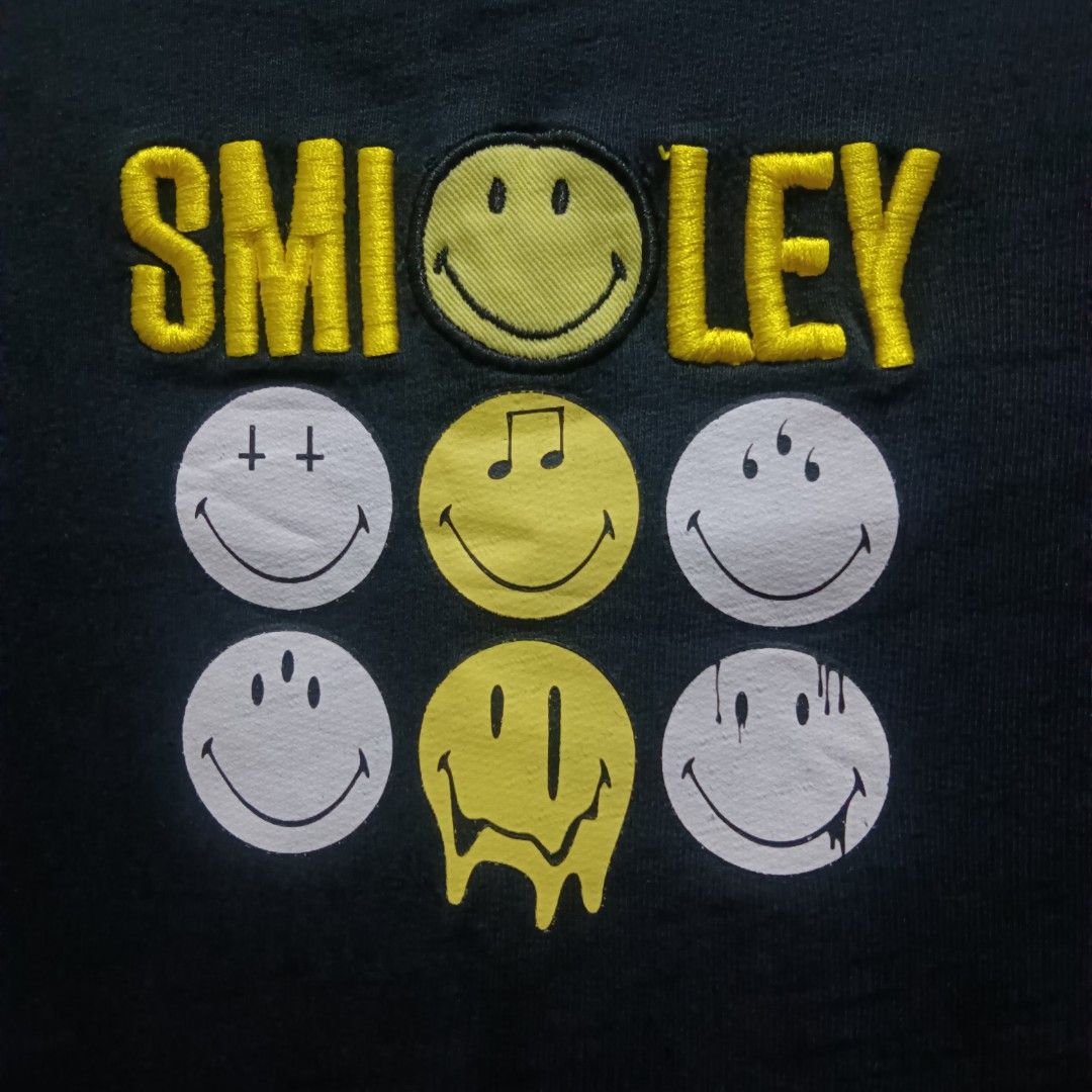 SMILEY x MTEE Collab Shirt (Category: Tshirts & Polo Shirts ) located in Quezon City. Submitted by jaychingsss (Listing ID 1460203424, Image 3). Description: Smiley x Mtee Collab Shirt - 100 21x26 Complete Tags Color Rate: 9.5/10 Embroidered and Rubber Design NEED WASH.