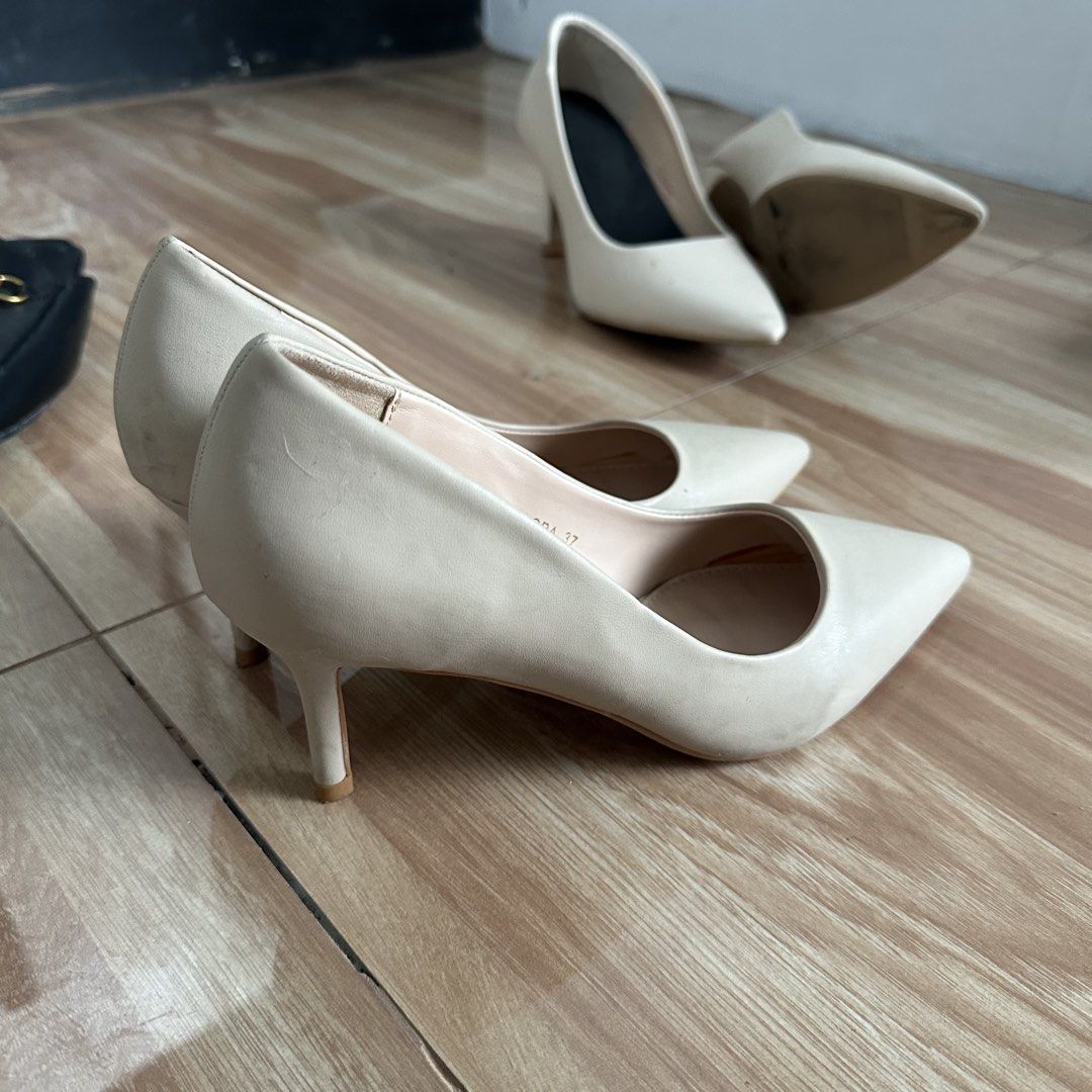 So fab heels (Category: Heels) located in Bulacan. Submitted by itemsbyjj (Listing ID 1460200460, Image 2). Description: Original sofab heels No issue - just needs cleaning .