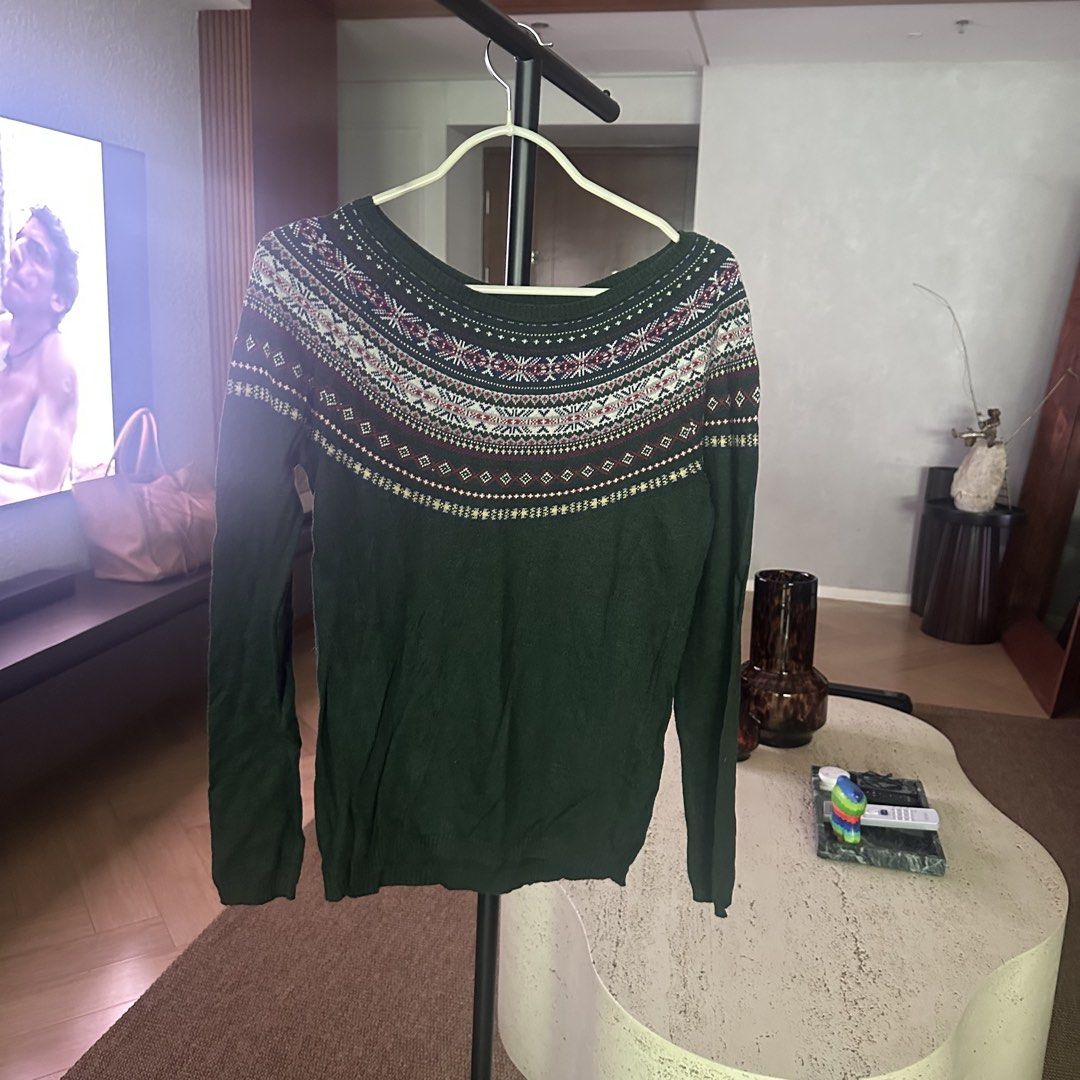 Springfield green sweater (Category: Coats, Jackets and Outerwear) located in Pasig City. Submitted by ynahperez (Listing ID 1460217644, Image 1). Description: .