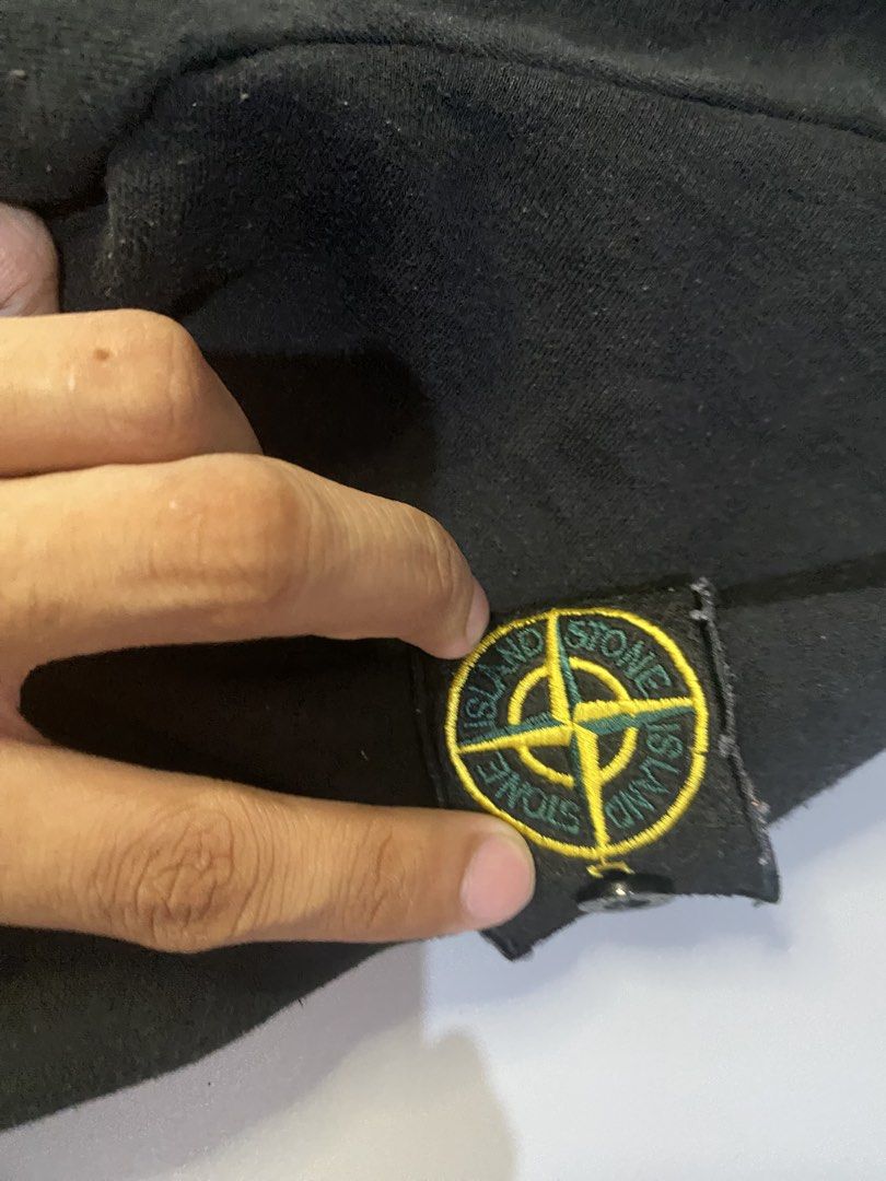 Stone Island Crewneck Sweatshirt (Category: Coats, Jackets and Outerwear) located in Manila. Submitted by syke.archiveorg (Listing ID 1460142459, Image 3). Description: - Authentic Stone Island black crewneck sweatshirt - Features the iconic Stone Island compass badge on the sleeve - Additional compass badge detail on the chest - Classic and comfortable crewneck design - Ideal for everyday casual wear.