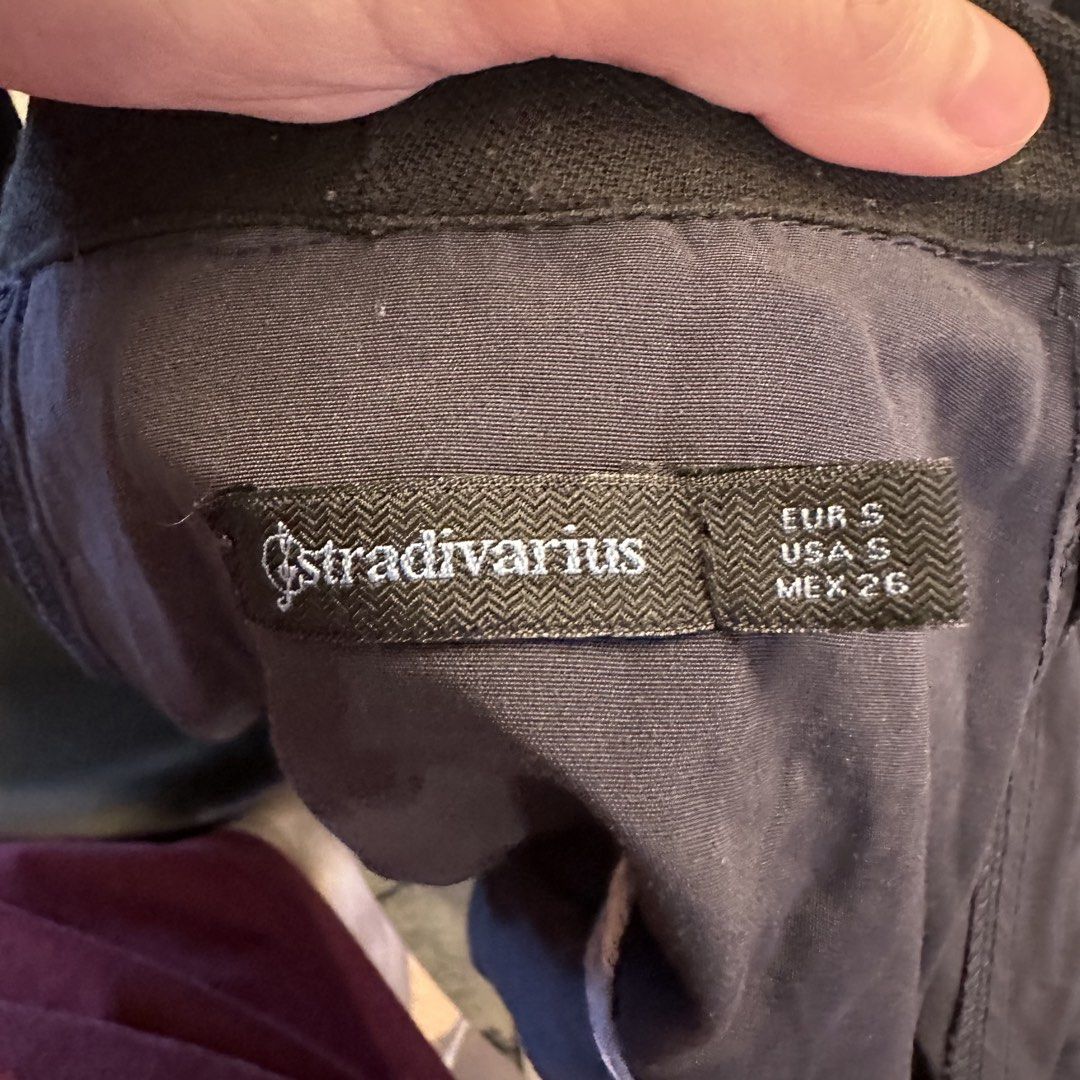 Stradivarius black jacket (Category: Coats, Jackets and Outerwear) located in Pasig City. Submitted by ynahperez (Listing ID 1460205332, Image 2). Description: .