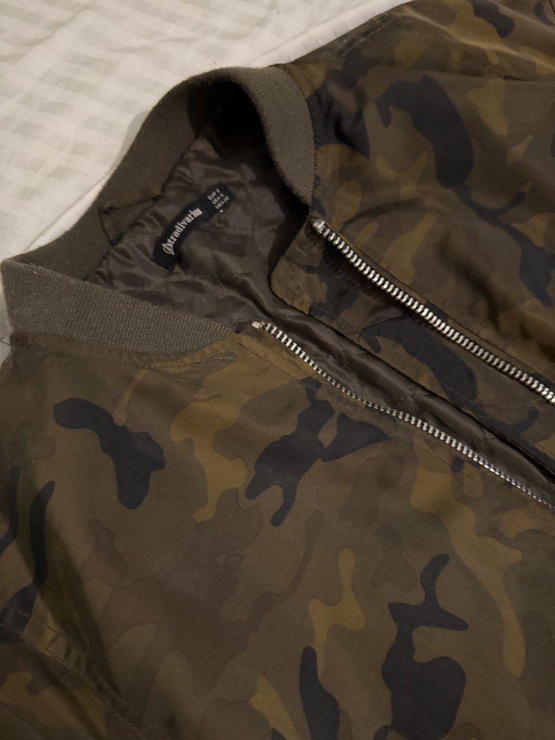 Stradivarius puffer jacket (Category: Coats, Jackets and Outerwear) located in Makati City. Submitted by malcolmkenji (Listing ID 1460211591, Image 3). Description: .