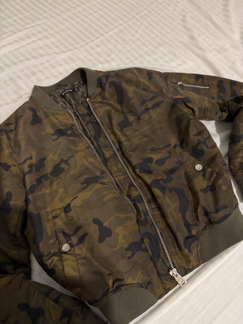 Stradivarius puffer jacket (Category: Coats, Jackets and Outerwear) located in Makati City. Submitted by malcolmkenji (Listing ID 1460211591, Image 2). Description: .