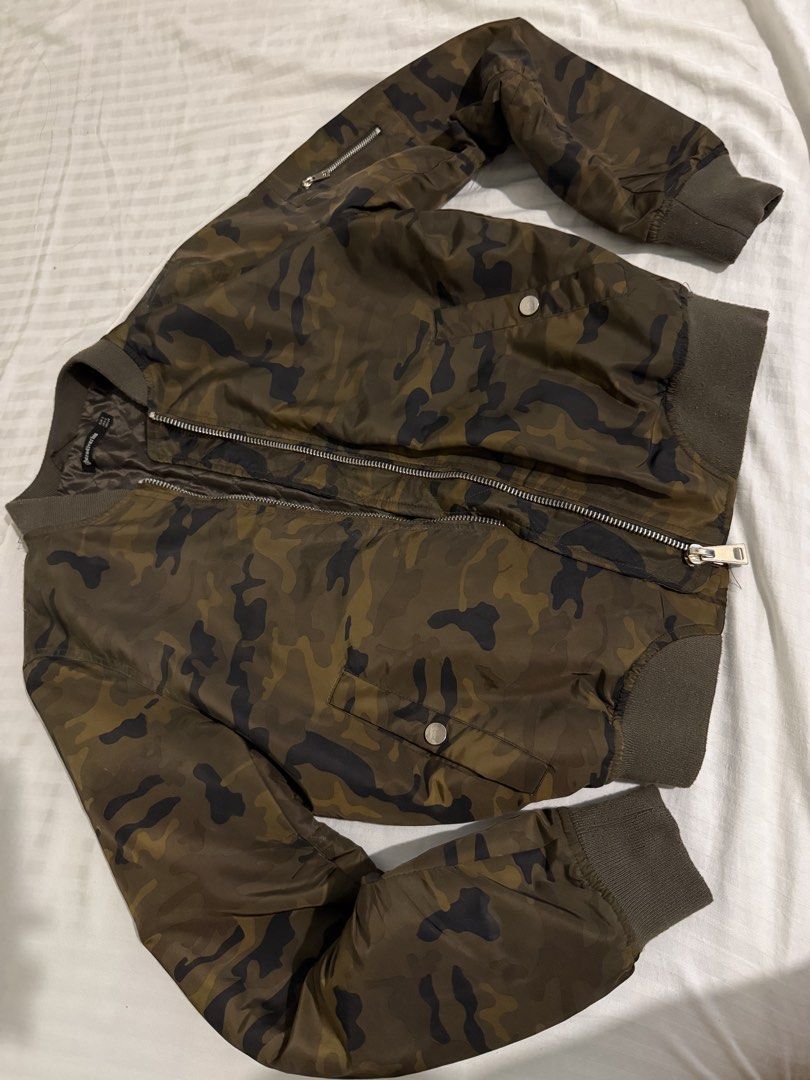 Stradivarius puffer jacket (Category: Coats, Jackets and Outerwear) located in Makati City. Submitted by malcolmkenji (Listing ID 1460211591, Image 1). Description: .
