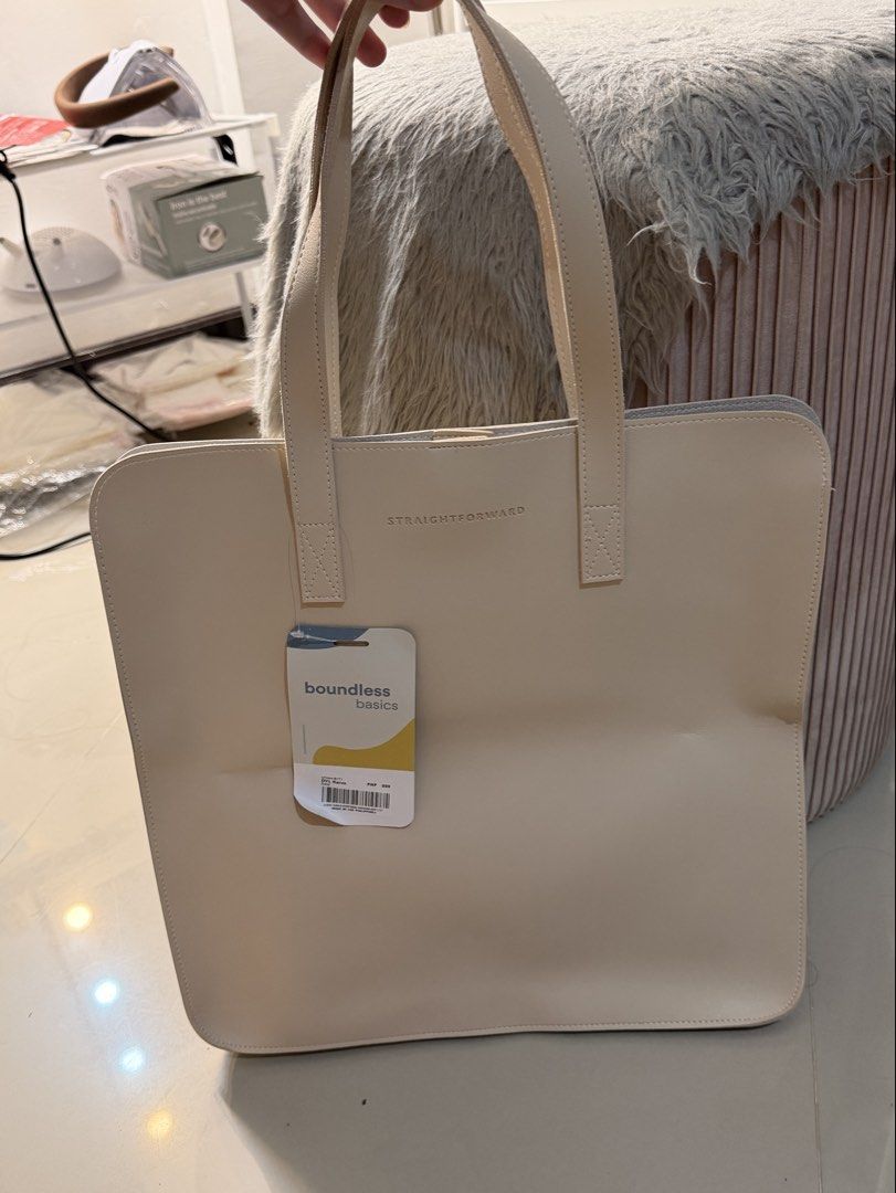 Straightforward DVL Kurva Bag (Category: Tote Bags) located in San Pedro. Submitted by hygo.mnl (Listing ID 1460260712, Image 1). Description: Brandnew With creases & folds (seen on pics) due to storage.